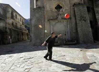 Don Pino Strangio, sacerdote en San Luca desde hace 27 años. La foto le muestra en el santuario de la Madonna de Polsi, en los montes cercanos al pueblo. En esa zona se celebra la  reunión anual de la cúpula de la &#39;Ndrangheta.