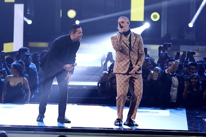 Victor Manuelle y Bad Bunny en Miami, Florida, el 22 de febrero de 2018.  