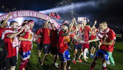 Los jugadores del Girona celebran su ascenso a Primera. 