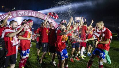 Els jugadors del Girona celebren l'ascens a Primera.