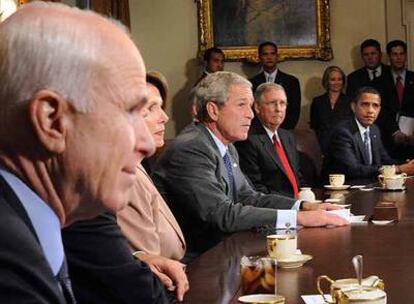 McCain, en primer plano; Bush, en el centro, y Obama, a la derecha, en la reunión con los congresistas para cerrar el plan contra la crisis.