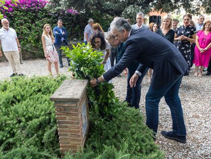 Aitana Mas (Compromís), Ximo Puig (PSPV) y Héctor Illueca (Podem) colocan una corona de laurel en conmemoración de los 40 años del Estatut, en Benicàssim.