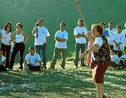 María Jesús Ramos, de 87 años, hace el saque de honor del concurso.