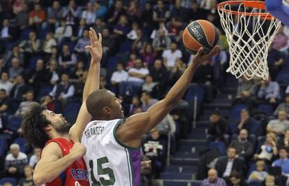 Granger realiza una bandeja ante Teodosic.