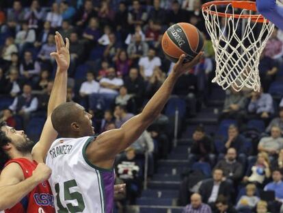 Granger realiza una bandeja ante Teodosic.