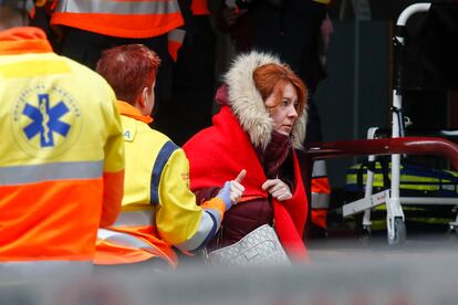 Personal sanitario y de seguridad atiende a afectados por la colisión en la estación de Montcada i Reixac.