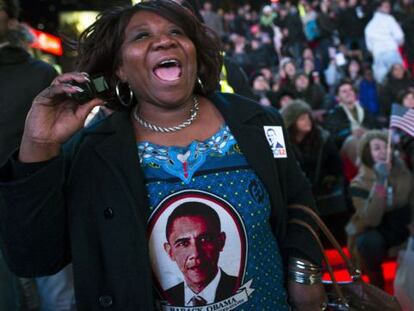 Martha Nuñez, de 58 años, seguidora de Obama, reacciona ante los primeros resultados electorales en Times Square en Nueva York.