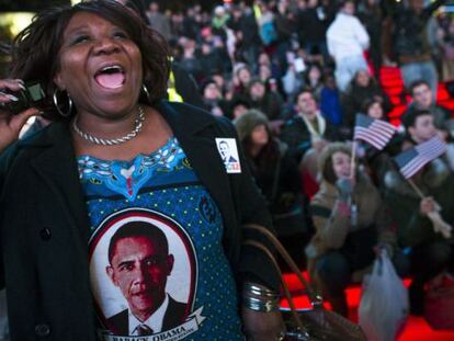 Martha Nuñez, de 58 años, seguidora de Obama, reacciona ante los primeros resultados electorales en Times Square en Nueva York.