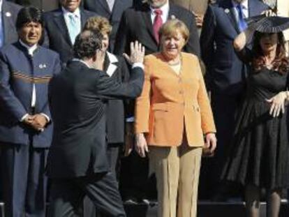 El presidente del gobierno, Mariano Rajoy (2i), se disculpa al llegar tarde a la foto oficial de la primera Cumbre de la Comunidad de Estados Latinoamericanos y Caribeños (Celac) y la Unión Europea (UE), que se celebra en Santiago de Chile. EFE/Presidencia de España