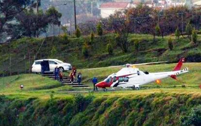 David Korenfeld y su familia, antes de abordar un helicóptero oficial.