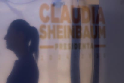 La sombra de Claudia Sheinbaum durante una conferencia de prensa, el 11 de junio en Ciudad de México.