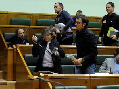 Parlamentarios de EH Bildu abandonan sus escaños.