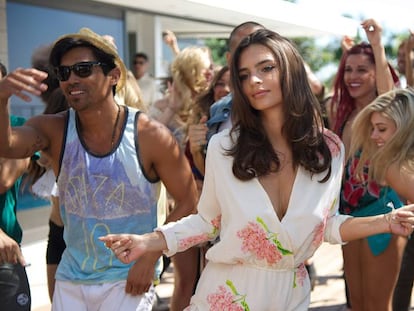 Emily Ratajkowski, em seu papel hipersexualizado no filme &lsquo;M&uacute;sica, Amigos e Festa&rsquo;.