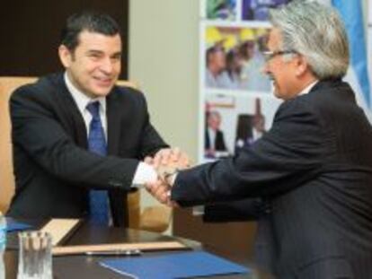 Miguel Galuccio, presidente de YPF, con Ali Moshiri, CEO de Chevron, el pasado diciembre.