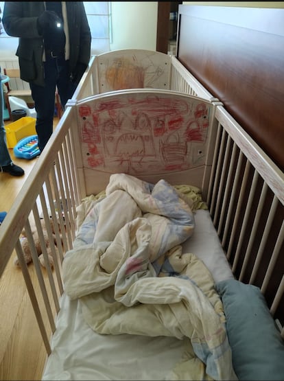 Cunas donde dormían los menores retenidos por sus padres en Oviedo, en una imagen cedida.