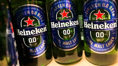 Unas latas de Heineken 0,0 en un supermercado.