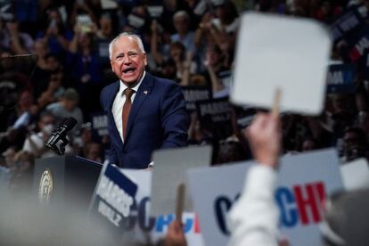 Tim Walz habla durante un acto de campaña de Kamala Harris, en Glendale (Arizona), en agosto de 2024. 