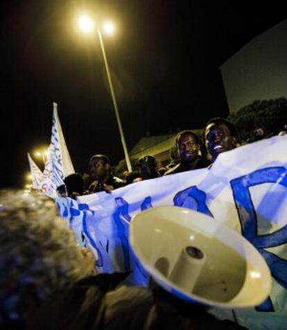 Concentración frente al CIE de la Zona Franca de Barcelona.