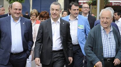 Andoni Ortuzar, Íñigo Urkullu y Aitor Esteban, caminando por Vitoria.