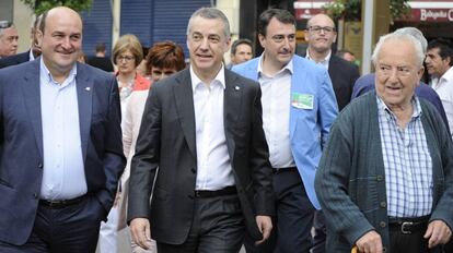 Andoni Ortuzar, ??igo Urkullu y Aitor Esteban, caminando por Vitoria.