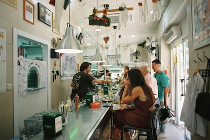 Interior del Café Bar Verónicas a la hora de la comida.