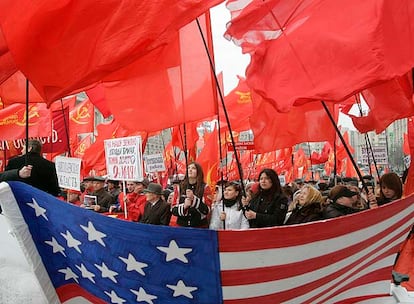 Cientos de ucranios se manifiestan en Kiev contra la OTAN y contra la visita de George W. Bush a la capital.