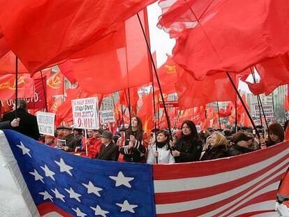 Cientos de ucranios se manifiestan en Kiev contra la OTAN y contra la visita de George W. Bush a la capital.