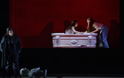 La ‘mezzo’ Carol García, la soprano María Hinojosa Montenegro (dentro de la bañera) y la actriz Manuela Velasco, en el final de ‘La violación de Lucrecia’.