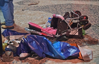 Carrinho de bebê no calçadão de Copacabana após incidente. Carro invadiu a praia e motorista disse ter perdido o controle após ataque epilético. Uma bebê de oito meses chamada Maria Louise morreu no acidente. Sua mãe está internada em estado grave.
