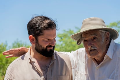 El presidente de Chile, Gabriel Boric, izquierda, junto al expresidente de Uruguay, José Mujica, mientras habla con la prensa en su granja en las afueras de Montevideo, el lunes 3 de febrero de 2025.