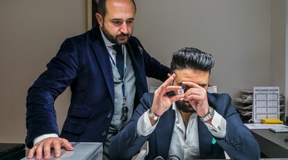 Los hermanos Nacho (izquierda) y Carlos Luna, en las oficinas de Diamine, con una piedra valorada en 6,5 millones de euros. 