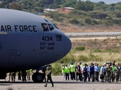 Los aviones militares norteamericanos, cargados de ayudas para Venezuela, aterrizan en la frontera colombiana