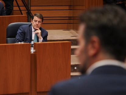 El presidente de la Junta de Castilla y León, Alfonso Fernández Mañueco, y el portavoz del PSOE, Luis Tudanca (a la derecha), durante el pleno del 6 de septiembre, con el que arrancó el periodo de sesiones en las Cortes de Castilla y León.