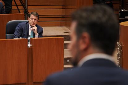 El presidente de la Junta de Castilla y León ,Alfonso Fernández Mañueco, y portavoz del PSOE Luis Tudanca (de espaldas), durante el pleno con el que arrancó el periodo de sesiones en las Cortes de Castilla y León.