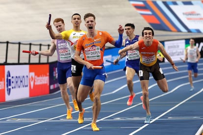 El espa?ol Bernat Erta (derecha) se estira para conseguir la plata en el 4x400 masculino del Europeo de Atletismo en pista cubierta.