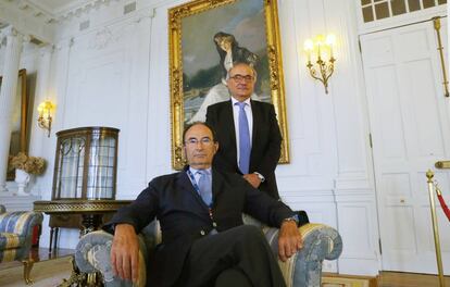 Emilio Lamo de Espinosa y Benigno Pend&aacute;s, en la Universidad Men&eacute;ndez Pelayo de Santander.
 