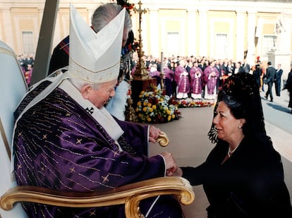 Rita Barberá es recibida por el papa Juan Pablo II al finalizar la ceremonia de beatificación de 233 españoles que murieron en la Guerra Civil española, en el Vaticano, en 2001.