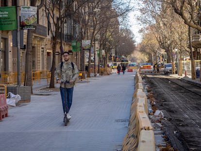 Las obras en la fase final de la Superilla en Consell de Cent, en Barcelona.