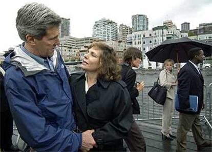 El candidato demócrata, John Kerry, junto a su esposa, el miércoles en Seattle.
/ ASSOCIATED PRESS