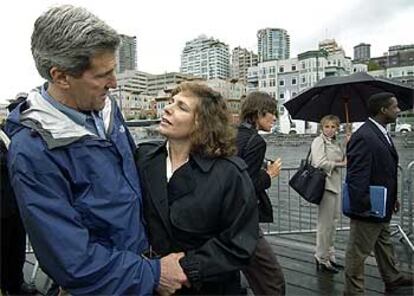 El candidato demócrata, John Kerry, junto a su esposa, el miércoles en Seattle.

 / ASSOCIATED PRESS