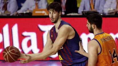 Tomic protege el bal&oacute;n de Dubljevic.