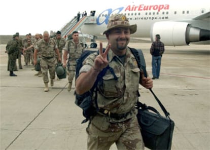 Uno de los soldados que ha regresado hoy de Irak saluda a su llegada a Valladolid.