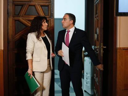 El consejero de Presidencia de la Junta de Andalucía, Elias Bendodo, y la consejera de Igualdad, Rocío Ruiz, en rueda de prensa del Consejo de Gobierno.
 