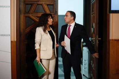 El consejero de Presidencia de la Junta de Andalucía, Elias Bendodo, y la consejera de Igualdad, Rocío Ruiz, en rueda de prensa del Consejo de Gobierno.
 