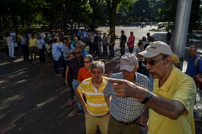 Un grupo de personas esperan su turno para votar en el exterior de un colegio electoral en Cali (Colombia), el 11 de marzo de 2018.