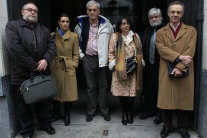 Víctor Domingo (izquierda) y Julio Alonso (derecha) con varios asistentes a la reunión.