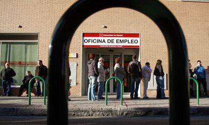 Colas de parados ante la oficina de empleo 