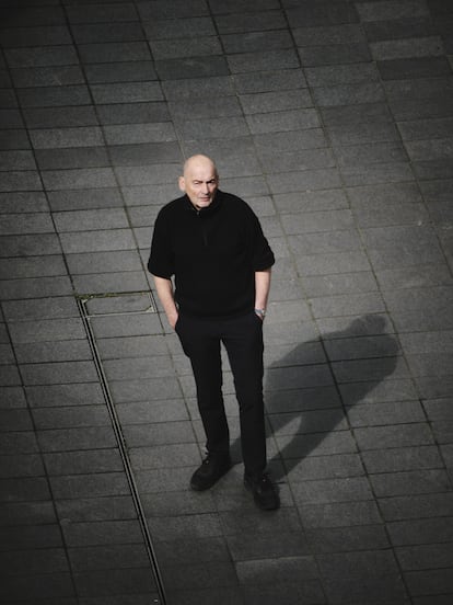 Koolhaas, fotografiado en la calle, junto a su oficina, en Róterdam.