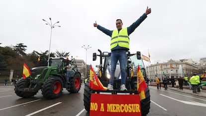 La protesta de agricultores con sus tractores por el centro de Madrid, en imágenes