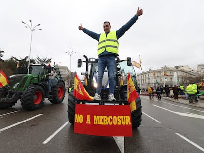 La protesta de agricultores con sus tractores por el centro de Madrid, en imágenes